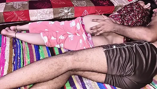 Hintli ateşli çiftlerin yakın çekim sikiş sahnesi