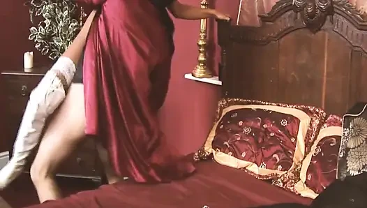 Orta yaşlı seksi kadınlar ateşli ve zayıf orta yaşlı seksi hemşire hastasıyla sert seks yapıyor