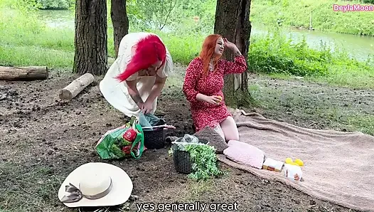İki kız arkadaş açık havada rahatlamaya ve ateşli seks yapmaya karar verdi.