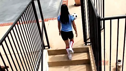 Esmer kız futbol antrenmanı sonrası biraz eğleniyor