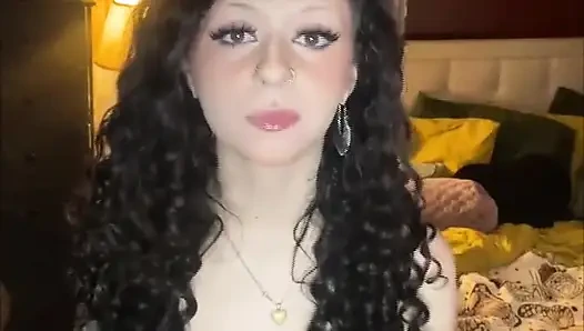 Gotik eski sevgilimi kamerada sürtük olarak yakaladım, bu yüzden beni susturmak için sikiştik