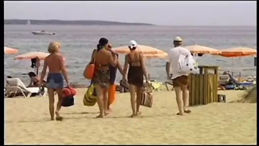 Sigara içen sıcak esmer sürtük bir yatta çift kişilik nüfuz alır