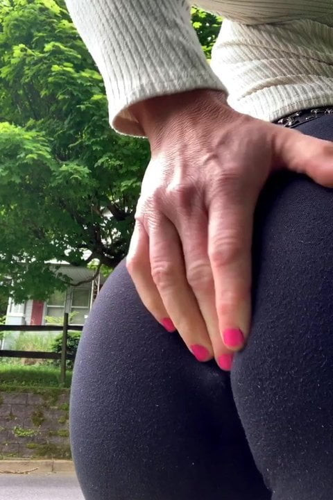 Sürtük crossdresser sıkı yoga pantolon kamu sokak