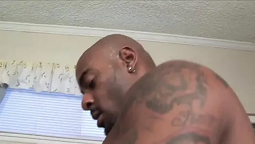 Büyük götlü latin amcığını büyük zenci yarağıyla genişletiyor