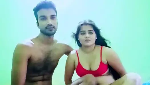 Hintli seksi sevimli kız ön sevişmeden sonra sert seks yapıyor