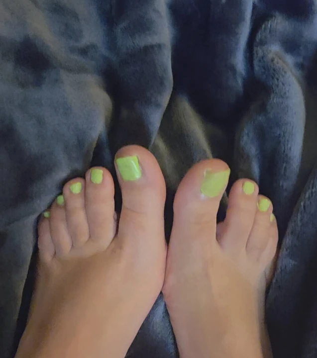 Ayaklarımla onu sıvazlıyorum