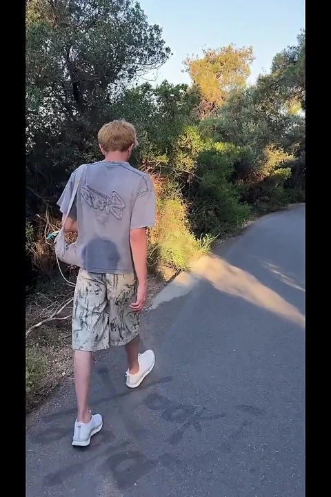 Büyük penisi olan adam sevimli twink'in sıkı poposunu siktir