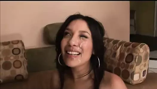 Dik damızlık sikikleri dik bebek doggystyle olarak o inliyor üzerinde the kanepe