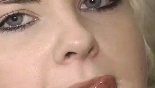 Sarışın üvey kız oyuncakla oynarken yakalandı ve sikildi