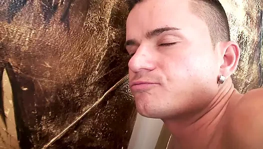 Kızı sikiyor onu sikiyor ve göt deliğini yalıyor