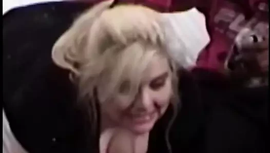 Tombul beyaz fahişe aynı anda iki zenci adam tarafından sikiliyor