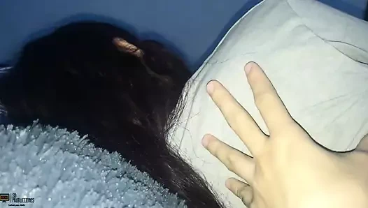 Çok huzursuzum ve yatıyor olan azgın üvey kız kardeşimi sikmek istiyorum - İspanyolca