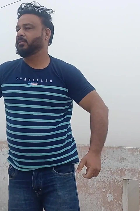 Hintli baba soğuk kış sisi içinde kıyafetlerini çıkarıyor