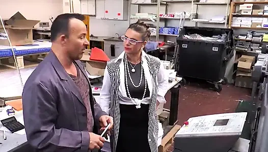 Büyük memeli ateşli sürtük sekreterim onu ofis masasında siktiğimde bundan hoşlanıyor