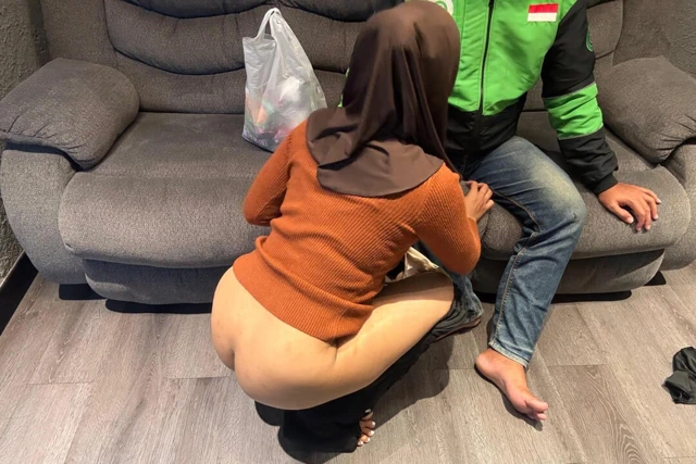 Erkek arkadaşına tesettürlü bir kız