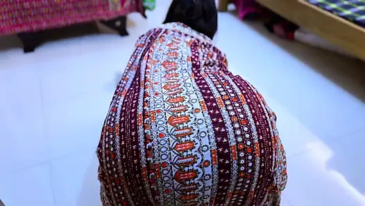 Güzel Mısırlı ateşli üvey anne masanın içine sıkıştı şimdi benden sert anal istiyor!