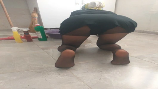 Tesettür ve külotlu çorap temizlikçi kadın