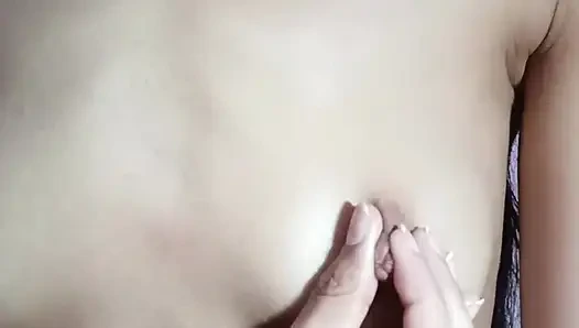 Hintli kız göğüslerine bastırıyor ve parmaklıyor yumuşak meme oyunu ve ıslak amcık tacizi