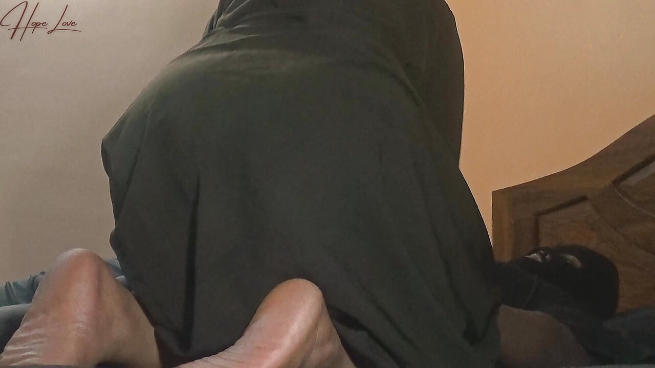 Evde yalnızken bahçıvanımın büyük siyah yarağına binmeyi seviyorum.