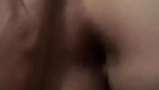 Orta yaşlı seksi kadınların götünü açıyor