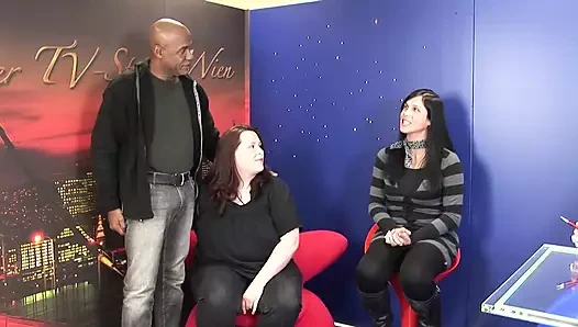 İri güzel kadın zenci bir adam tarafından sikiliyor