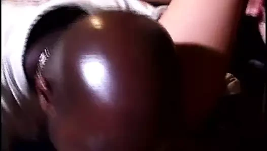 Genç kaltak alır bir büyük sert katı horoz