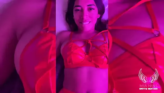 Kırmızı Lateks Latina Mianinlerle Cum Temizlemesini Görmezden Geliyor
