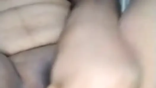 Hintli ateşli amcığım salatalık orgazmı ile sikişiyor