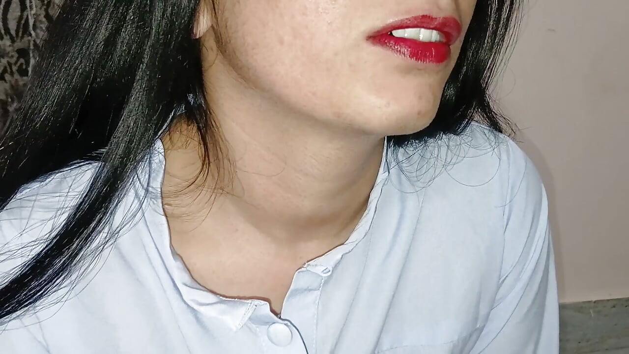 Hintli zayıf kız işiyor - çiş porno seks videosu