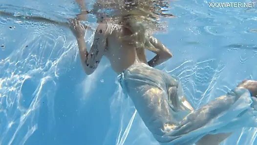 Mimi cica ne kadar seksi yüzebildiğini bir kez daha gösterdi