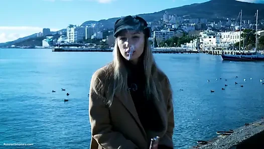 Beaty Rus kızla açık havada sigara içiyor 1