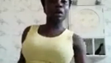 Une blackette en short fait danser ses gros nichons