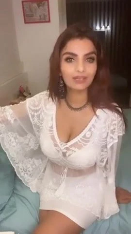 Sıcak kız gösteren göğüsler