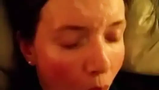 Güzel orta yaşlı seksi kadının yüzüne boşalma - yatağa boşalma