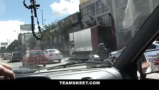 Kolombiyalı anne Marcela Diaz şişman dudaklarına bolca döl alıyor
