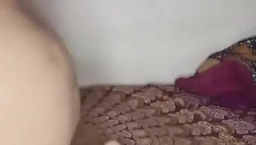 Hintli ev hanımı kamerada erkek arkadaşına gösteriyor