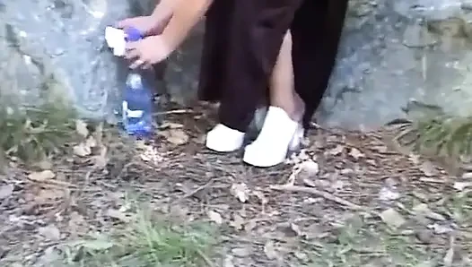 Harlot açık havada işiyor