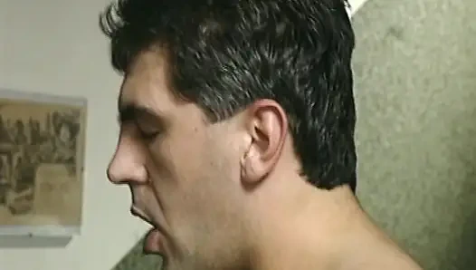 Şehvetli Alman sarışınlar ofiste domalarak sikişiyor