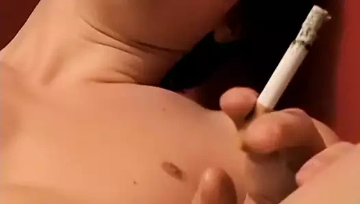 Kevin Perry uzun kılıcıyla oynuyor ve sigara içiyor