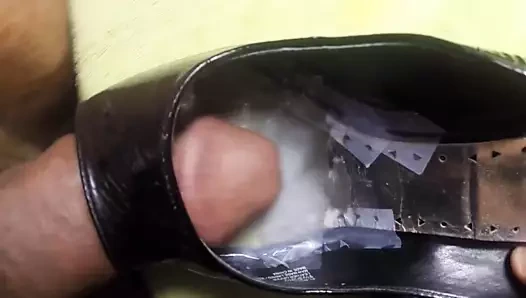 İri göğüslü topuklu ayakkabılar ve sonra Katie'nin toms ayakkabılarına ve düzlüklere boşalıyor