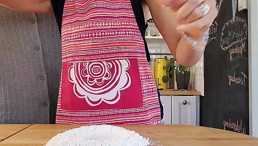 Harika doğal memeli ateşli evli kadın mutfakta çalışırken amını dolduruyor.