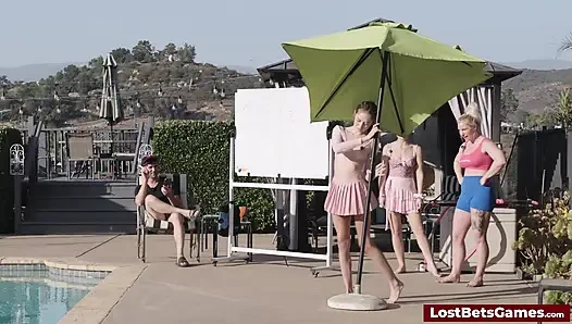 Şınavlar bu vahşi striptiz oyununda güçlerini test ediyor