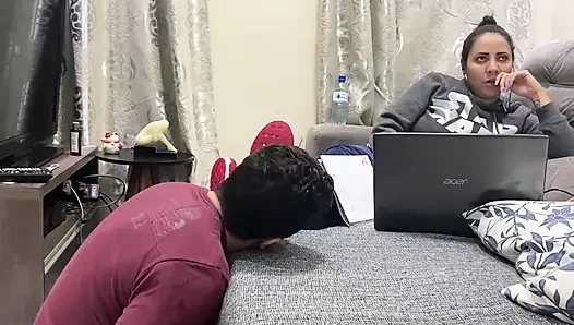 Kiffa spor ayakkabılarını yalarken ayak kölesini görmezden geliyor