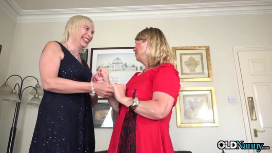 İki sarışın İngiliz olgun kadın deliklerini parmaklıyor