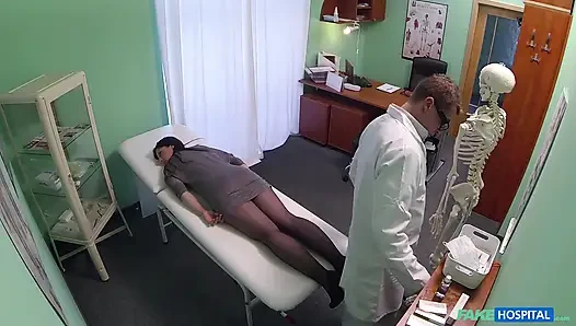 Esmer kadın masaj aletini seks oyuncağına dönüştürüyor