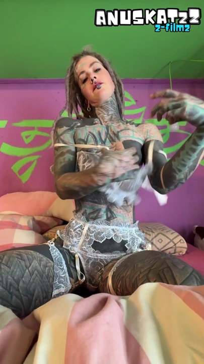 Mastürbasyon tek başına dövmeli kız Almanla edepsizce konuşuyor | Klip 1