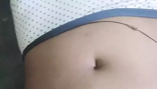 Evli kadın yatakta romantik ateşli seks yapıyor