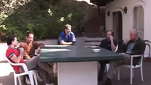 Azgın siyah saçlı güzel kız havuz başında dört adamı emiyor ve sikiyor