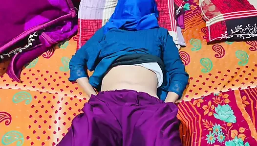 18 yaşındaki genç kız amcığını sikiyor