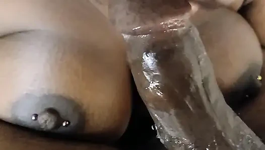 Göğüsleri deldi ac kırıldı ve çok ateşli ben zaten dizlerimin üzerinde sıcakta yarak emiyor ama o daha derin diyor - jhodez1